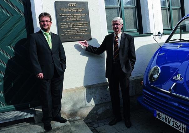 Dr. Werner Widuckel, Vorstand Personal- und Sozialwesesn der AUDI AG (rechts), und Peter Mosch, Gesamt-Betriebsratsvorsitzender der AUDI AG, enthüllten heute die Bronzetafel am ehemaligen Hauptverwaltungsgebäude.